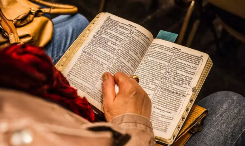 Beneficios de leer libros cristianos